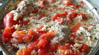 перцы, фаршированные мясным фаршем, в сметанно-томатном соусе