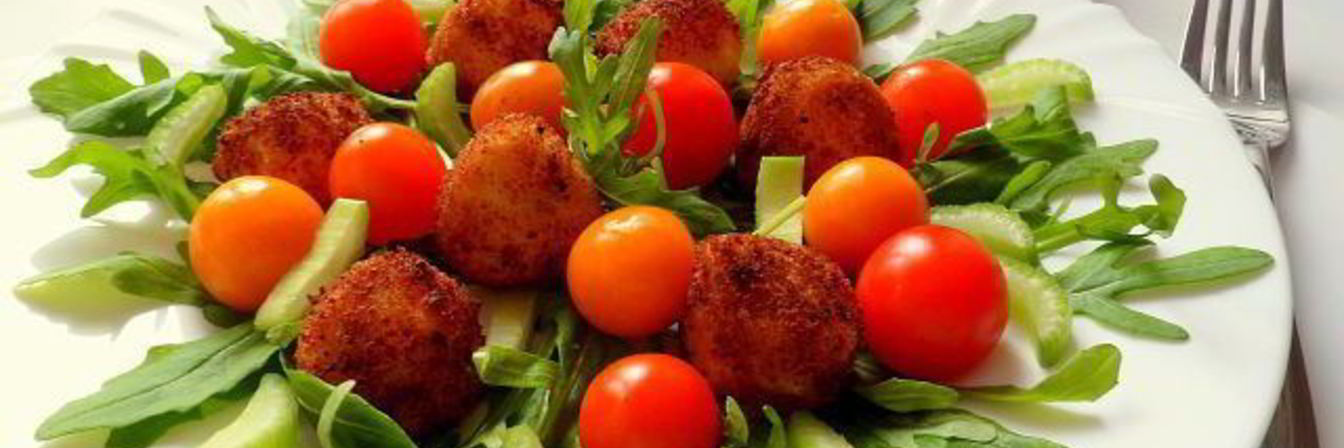 Поджаренная мини-моцарелла с овощами, руколой и натуральным йогуртом с мятой