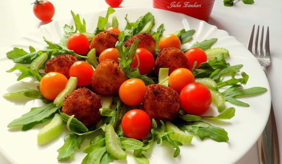 Рецепт поджаренной мини-моцареллы с овощами, руколой и натуральным йогуртом с мятой