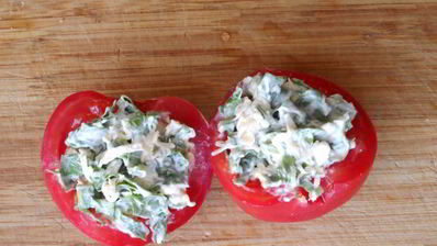 помидоры, фаршированные рукколой