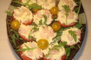 Помидоры с сыром, креветками и рукколой