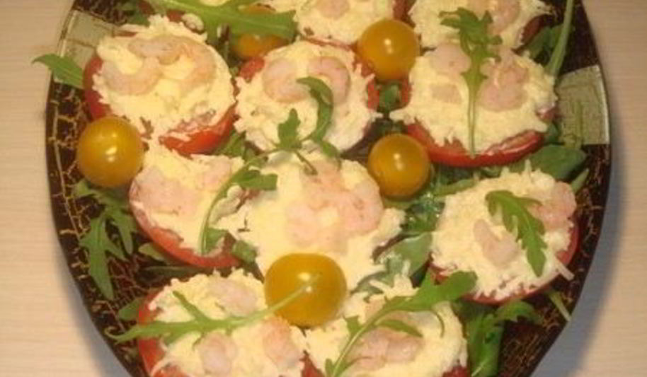 Рецепт помидоров с сыром, креветками и рукколой