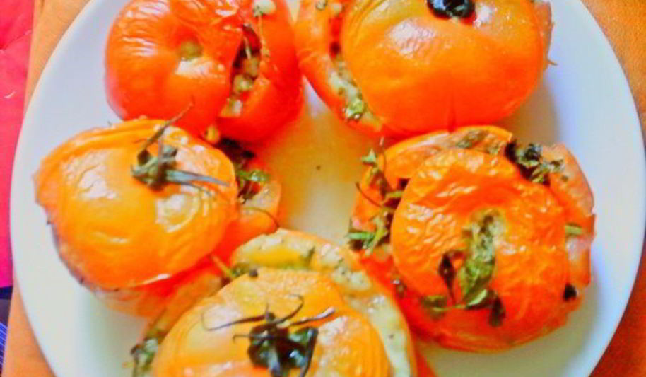 Рецепт пряных фаршированных помидоров