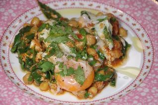 Пряные яйца, запеченные с нутом