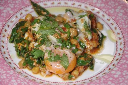 Пряные яйца, запеченные с нутом