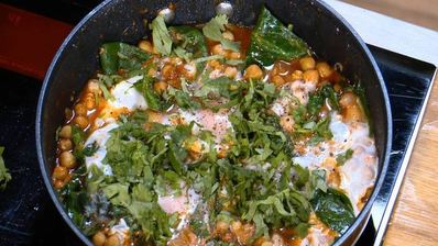 пряные яйца, запеченные с нутом