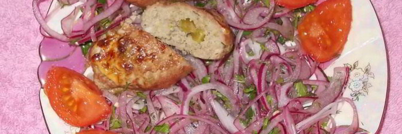 Пятнашки из маринованного мяса с зеленым горошком