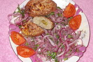 Пятнашки из маринованного мяса с зеленым горошком