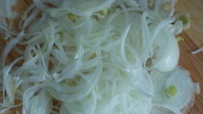 пятнашки из маринованного мяса с зеленым горошком