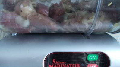 пятнашки из маринованного мяса с зеленым горошком