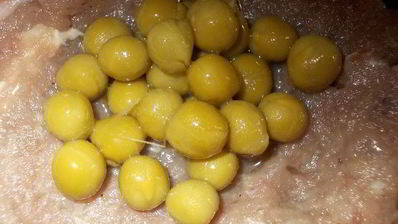 пятнашки из маринованного мяса с зеленым горошком