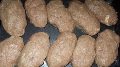 пятнашки из маринованного мяса с зеленым горошком