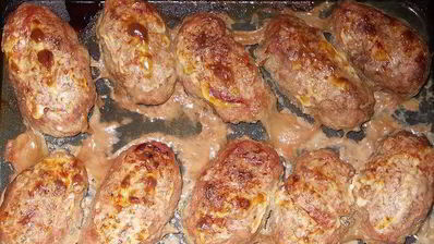 пятнашки из маринованного мяса с зеленым горошком