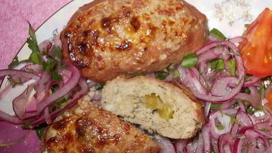 пятнашки из маринованного мяса с зеленым горошком