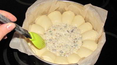 булочки-роллы с грибным дип-соусом