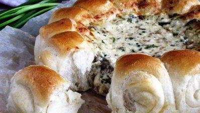 булочки-роллы с грибным дип-соусом