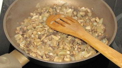 булочки-роллы с грибным дип-соусом