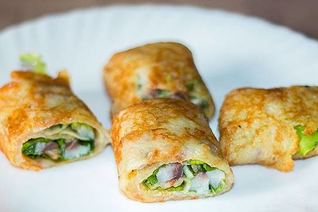 Картофельные роллы с сельдью и огурцом