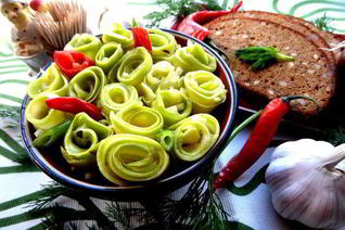 Маринованные роллы из молодых кабачков