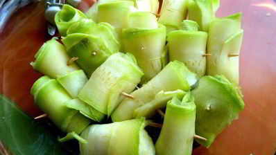 маринованные роллы из молодых кабачков