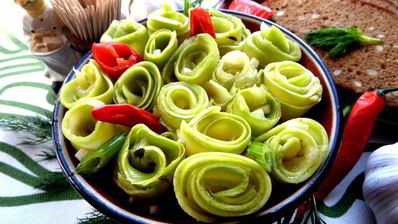 маринованные роллы из молодых кабачков