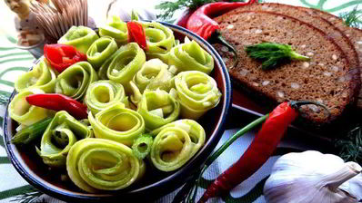 маринованные роллы из молодых кабачков
