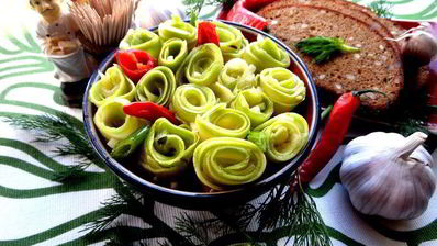 маринованные роллы из молодых кабачков