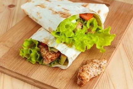 Нежный ролл с курицей и помидорами