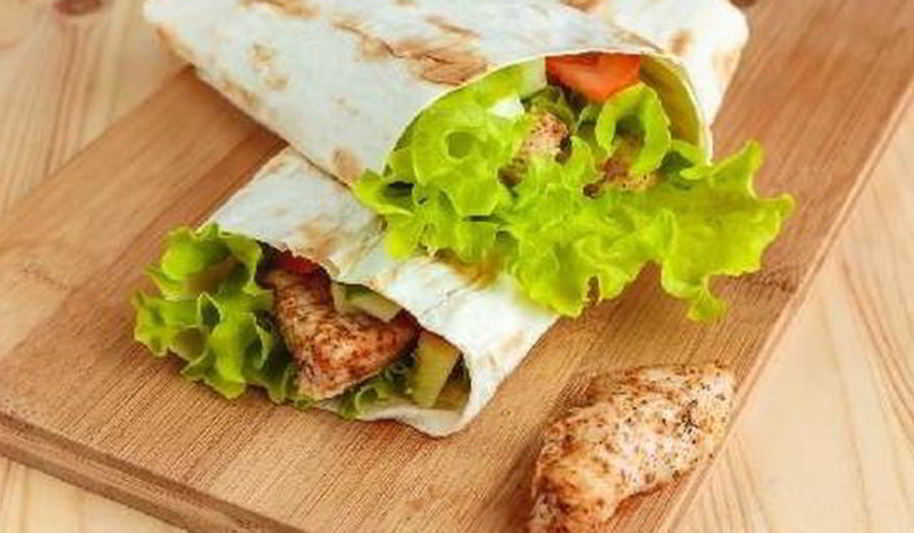 Рецепт нежного ролла с курицей и помидорами