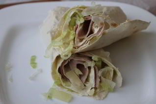 Нежные роллы с ананасами и ветчиной