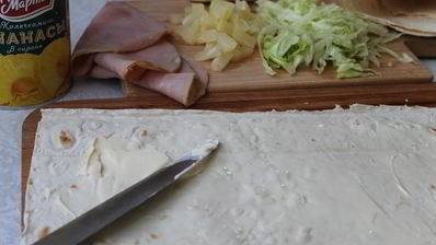 нежные роллы с ананасами и ветчиной