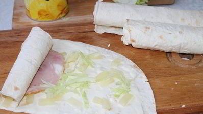 нежные роллы с ананасами и ветчиной