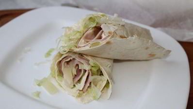 нежные роллы с ананасами и ветчиной