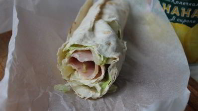 нежные роллы с ананасами и ветчиной