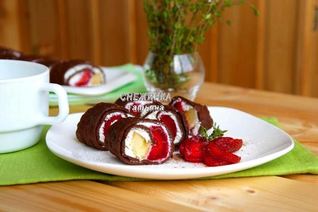 Омлетный шоколадный ролл с клубникой