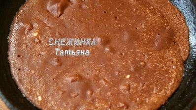 омлетный шоколадный ролл с клубникой