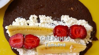 омлетный шоколадный ролл с клубникой