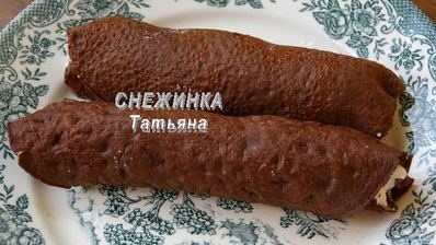 омлетный шоколадный ролл с клубникой