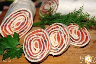 Пшеничный ролл с форелью и зеленью