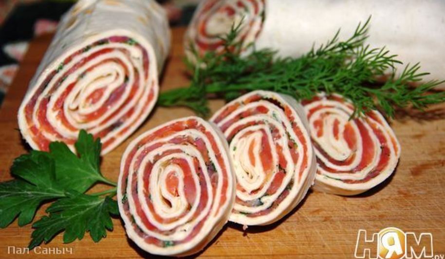 Рецепт пшеничного ролла с форелью и зеленью