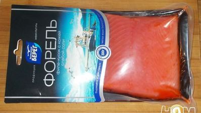 пшеничный ролл с форелью и зеленью