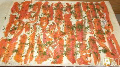 пшеничный ролл с форелью и зеленью