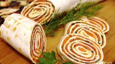 пшеничный ролл с форелью и зеленью