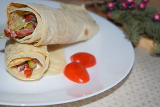 Ролл с копчеными колбасками кабаноси