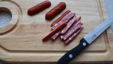 ролл с копчеными колбасками кабаноси