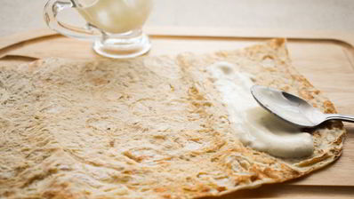 ролл с копчеными колбасками кабаноси