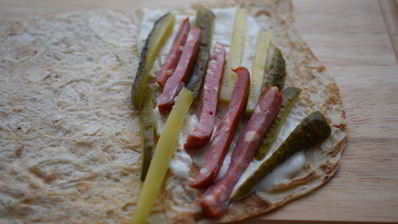 ролл с копчеными колбасками кабаноси