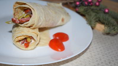 ролл с копчеными колбасками кабаноси