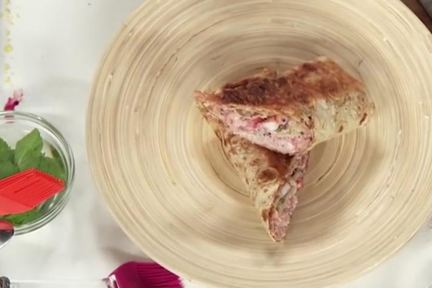 Ролл с креветками и клюквенным майонезом