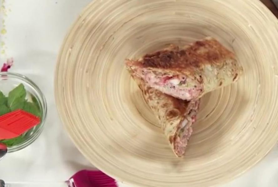 Ролл с креветками и клюквенным майонезом